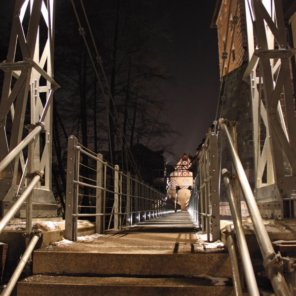 brilliance-midi ไฟดาวน์ไลท์ LED แบบฝังพร้อมแผ่นกันแสงสะท้อนแบบรังผึ้ง, ทรงกลม der Firma dot-spot